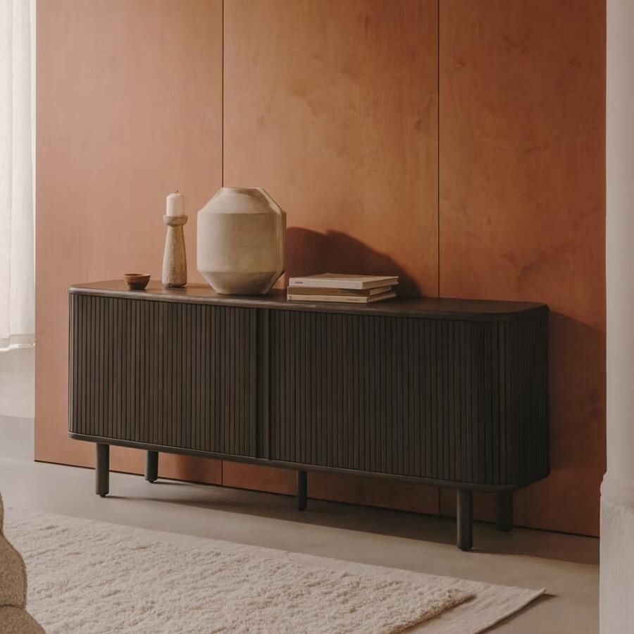 Kave Home Mailen-dressoir met 2 deuren van essenfineer met een donkere afwerking 180 x 75 cm