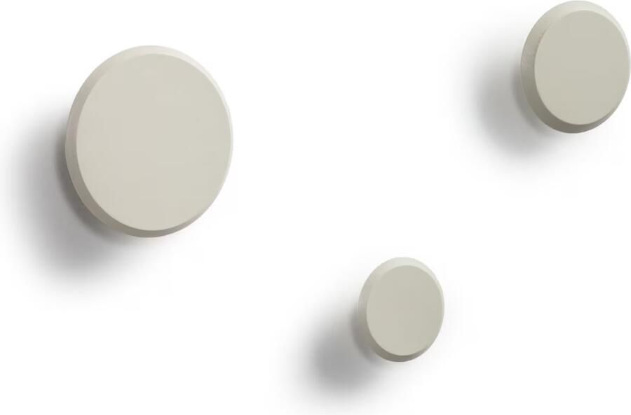 Kave Home Set van 3 Nadua hangers in massief hout met een natuurlijke beige afwerking.