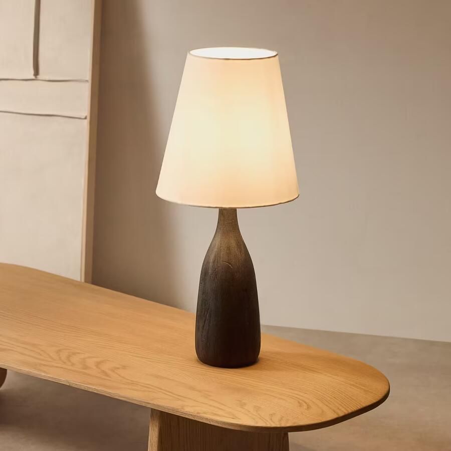 Kave Home Tafellamp Luvia Mangohout en stof 56cm hoog Zwart