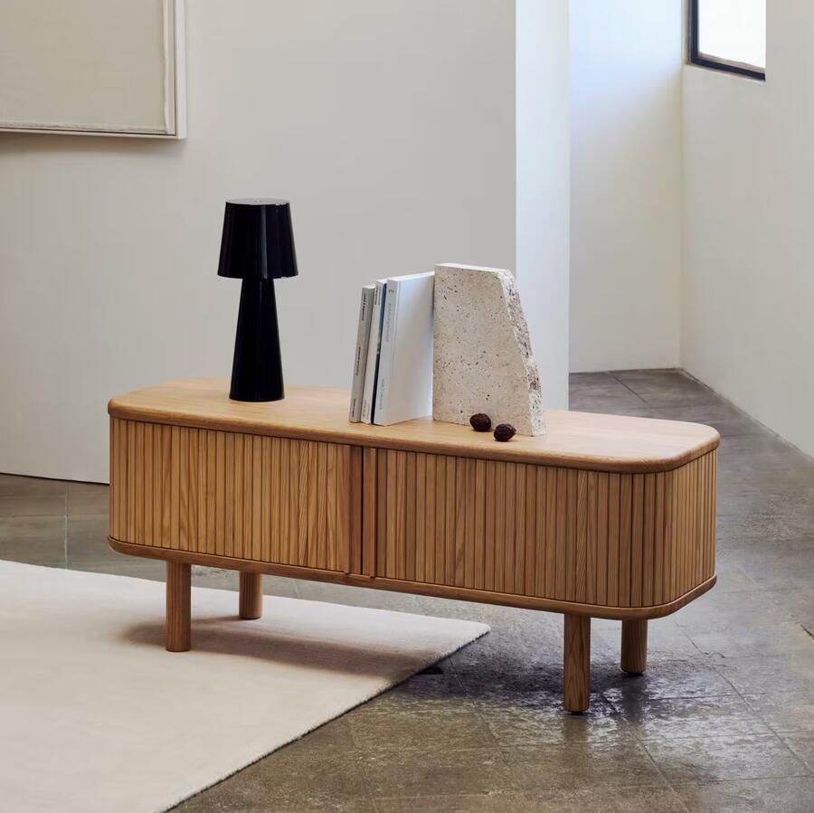 Kave Home Mailen-tv-meubel met 2 deuren van essenfineer met een natuurlijke afwerking 120 x 50 cm