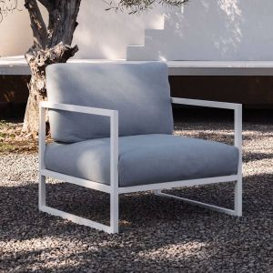 Kave Home Comova fauteuil voor buiten in blauw en wit aluminium