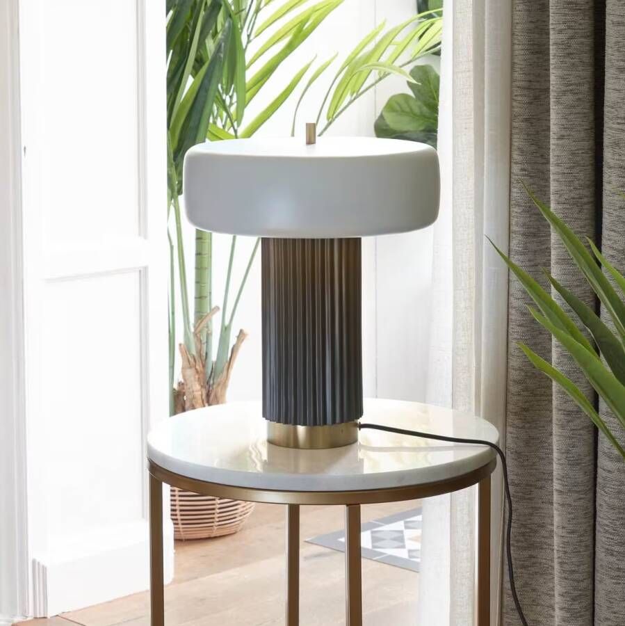 Kave Home Metalen tafellamp Serenella met een wit-groene afwerking.