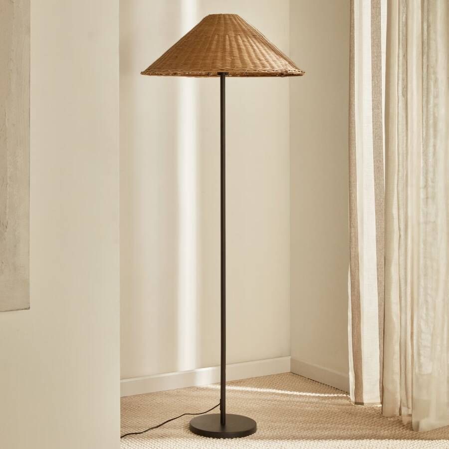 Kave Home Staande Urania-lamp van rotan en metaal met zwart
