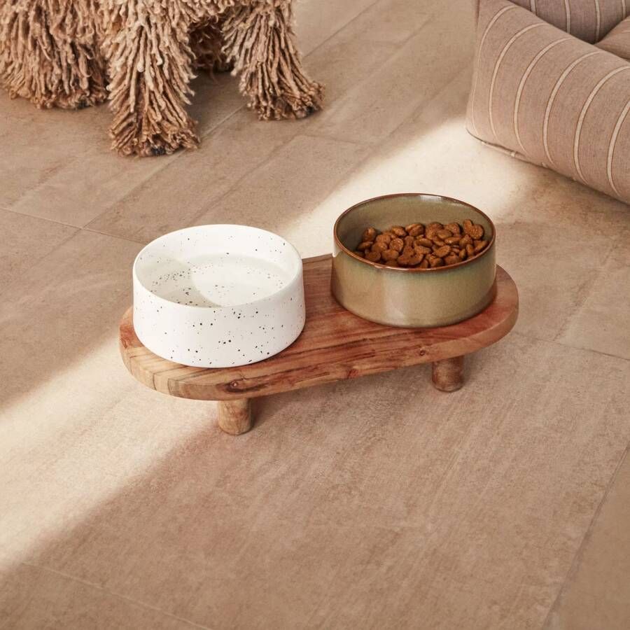 Kave Home Voerbak Dumbi Set van 2 stuks Keramiek Met houten standaard Naturel