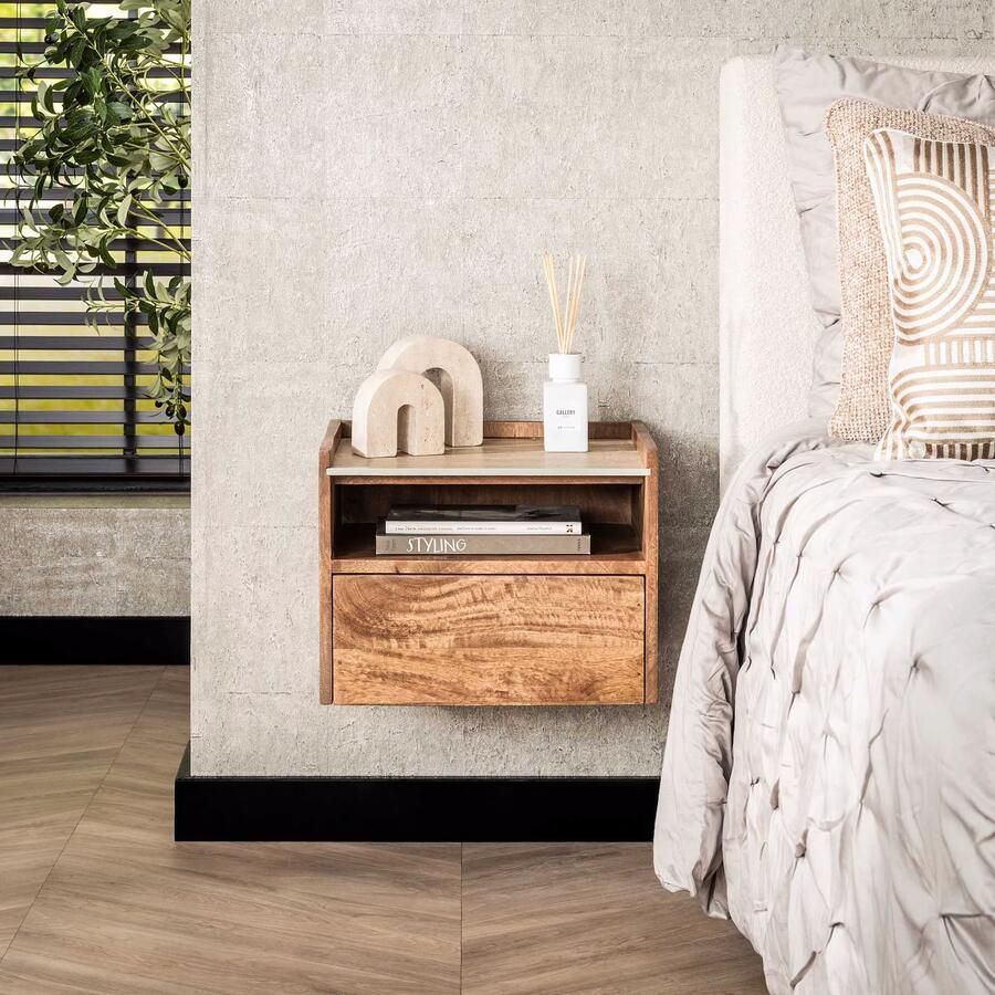 LifestyleFurn Zwevend Nachtkastje Beckie Mangohout en travertinlook Met open vak en 1 lade Massief mango zandkleur