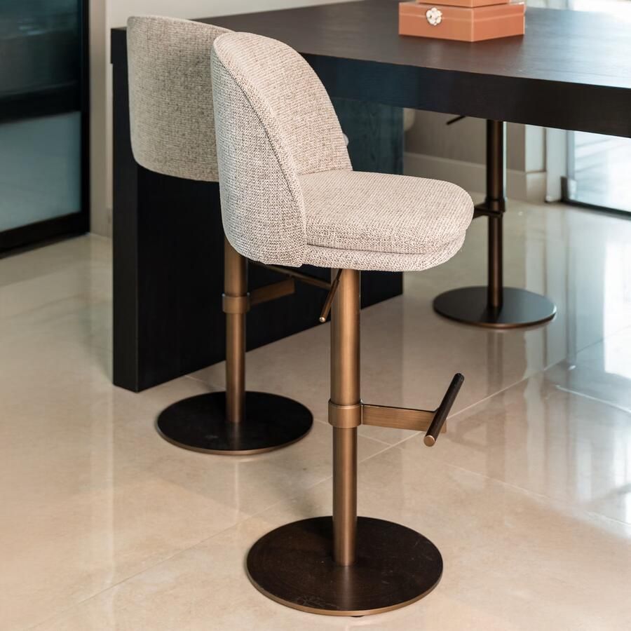 Richmond Interiors Richmond Draaibare Barstoel Vesper Fancy stof Mocca (zithoogte 59-84cm)