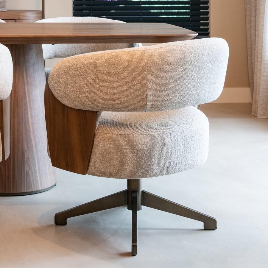 Richmond Interiors Richmond Eetkamerstoel Pollux Lodge stof en walnootlook Desert