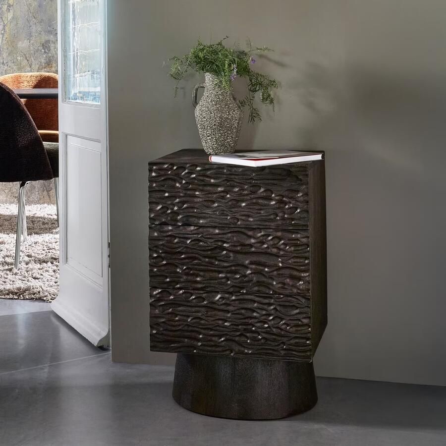 WOOOD | Crumble carved nachtkastje met lades mango hout walnoot | Slaapkamer meubels | Nachtkastje