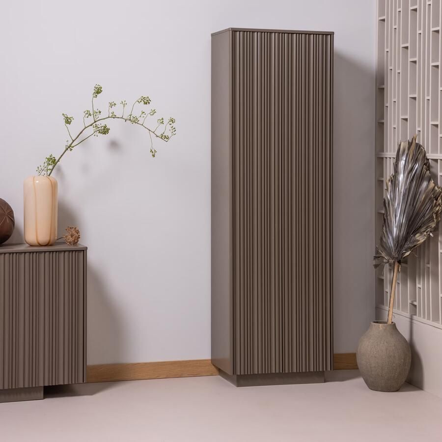 WOOOD | Nova hoge opbergkast grenen truffel bruin | Woonkamer meubels | Bergkast
