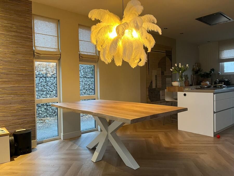 Eikenhouten boomstamtafel Bally met matrixpoot