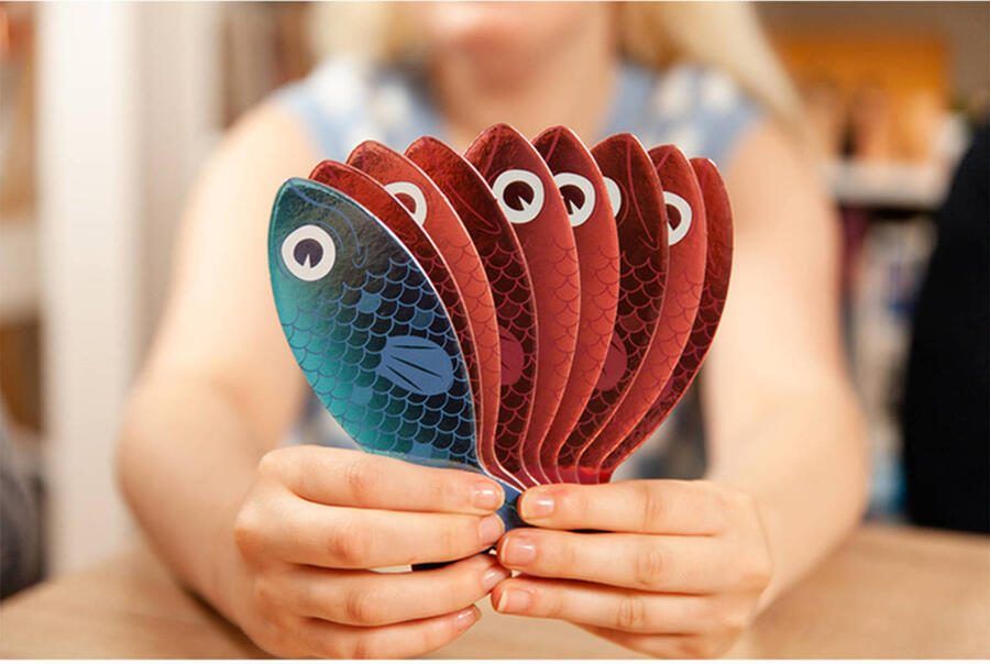 999 Games Sounds Fishy Partyspel Kun jij je pokerface bewaren? Gezelschapsspel Nederlandstalig Klein cadeautje Kerstcadeau - Foto 2