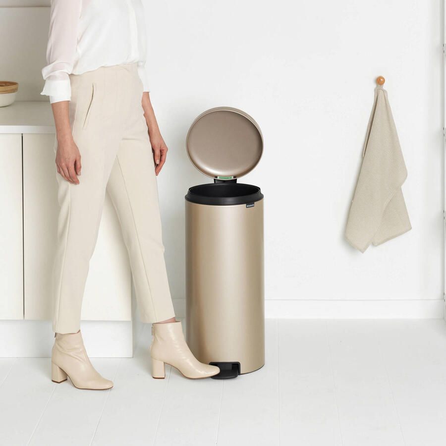 Brabantia newIcon pedaalemmer 30 liter met kunststof binnenemmer Metallic gold - Foto 3