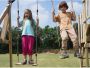 AXI Mette Speeltoestel met Dubbele Schommel Bruin – Blauwe Glijbaan – Zandbak en Picknicktafel – Telescoop FSC hout Speelhuis op palen voor de tuin - Thumbnail 5