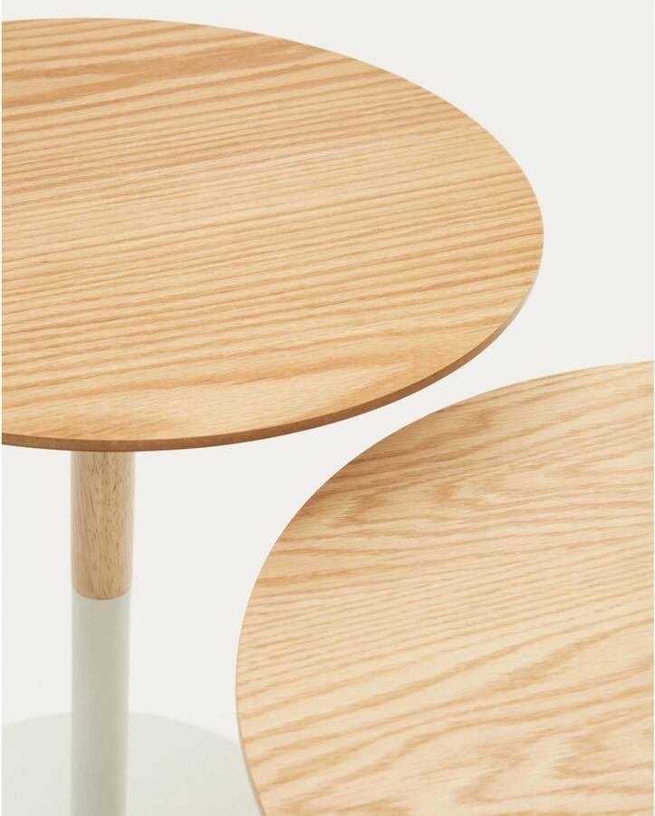 Kave Home Watse set van 2 bijzettafels in eikenhoutfineer en mat wit metaal Ø 40 cm Ø 48 cm