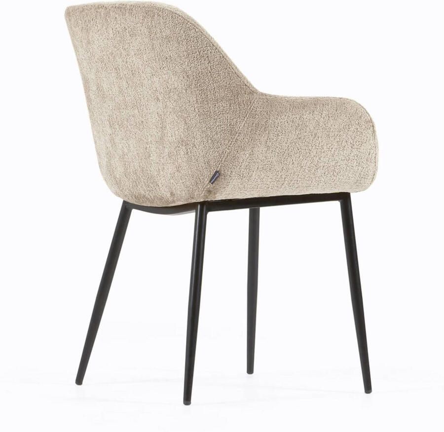 Kave Home Konna stoel in beige chenille met stalen poten en zwart gelakte afwerking