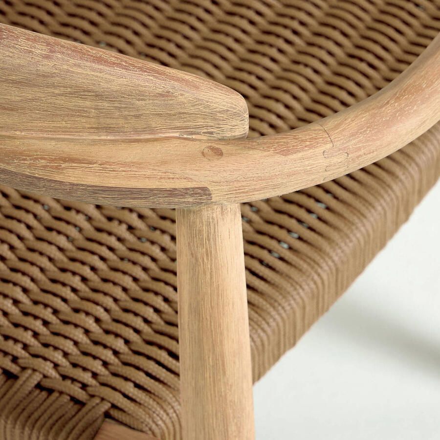 Kave Home Nina stoel in massief acaciahout en beige touw
