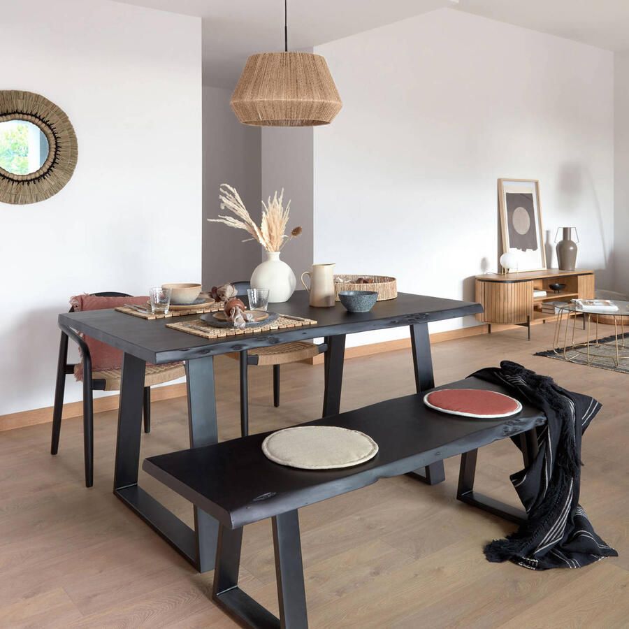 Kave Home Nina stoel in massief acaciahout met zwarte afwerking en beige papieren koord.