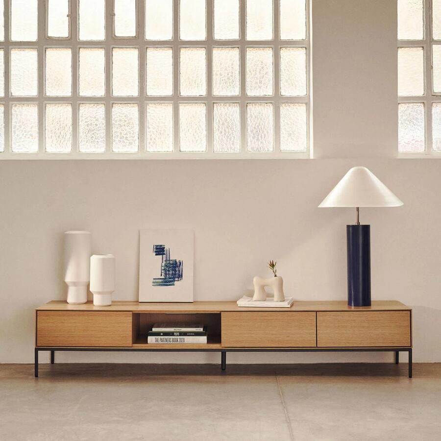 Kave Home Vedrana TV-meubel met 3 laden in eikenfineer met stalen poten 195 x 35 cm