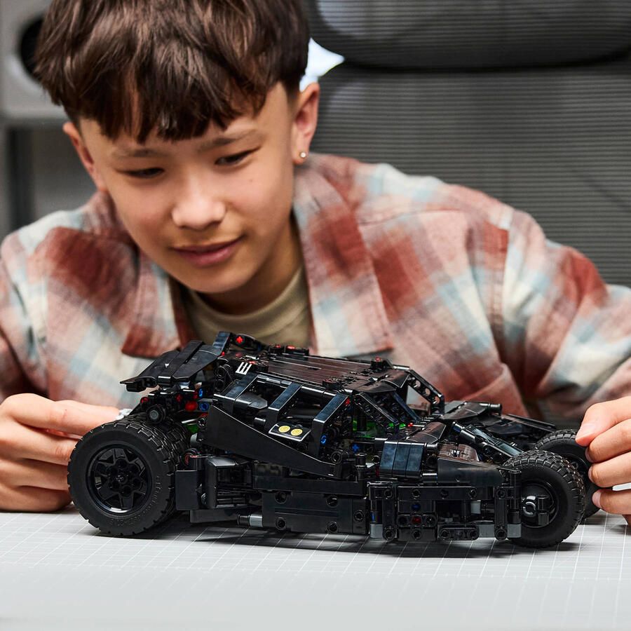 LEGO Technic Batmobile Tumbler Bouwpakket voor Kinderen 42239 - Foto 3